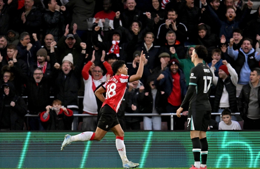 Southampton bất ngờ vượt lên dẫn trước .