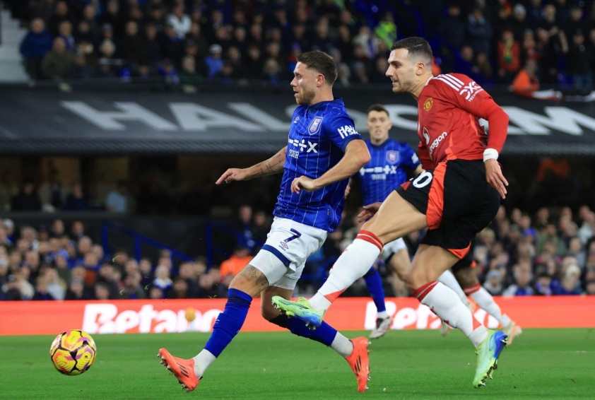 Man Utd chỉ có được 1 điểm trước Ipswich Town.