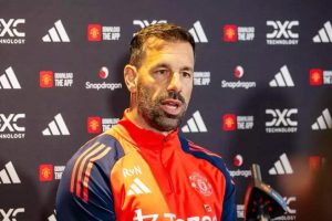 Van Nistelrooy có thể chuyển hướng sang làm HLV tại Đức